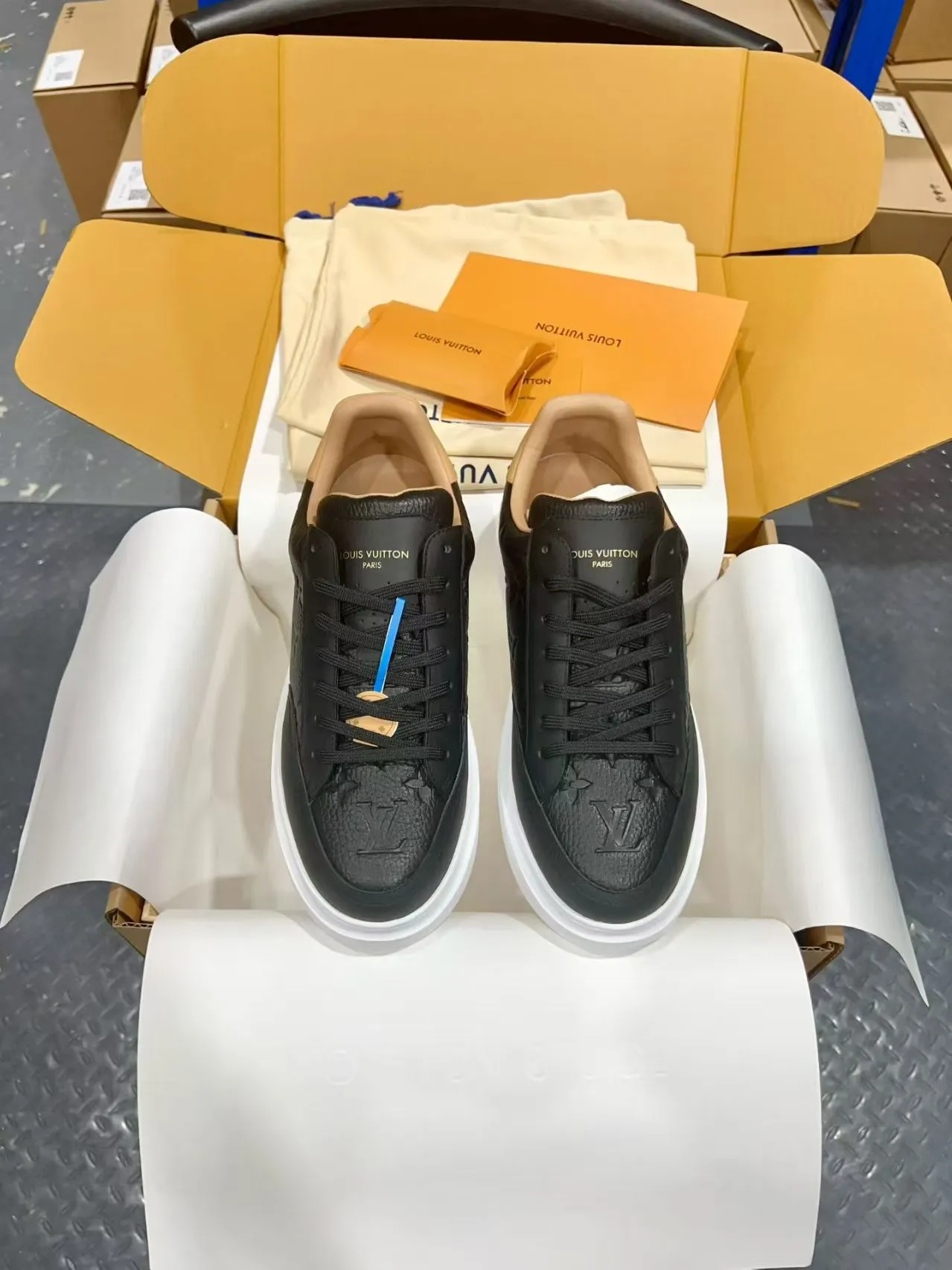 👟👟Ex-factory price 640👟👟 Vuitton Louis Vuitton Beⅴerly Hⅰll men's casual sports shoes white shoes —————————— Good looks and handsome feet, every color is huge and beautiful! A must-have item for fashionistas 🛍 Original custom-made embossed grained calfskin (not superfiber leather on the market, everyone needs to distinguish it!) symmetrical old pattern washed denim; all accessories and accessories are customized according to the original 1:1. Even the color matching of the shoelaces is customized 1:1. Original identical private model TPU outsole. Many clever little designs must have the original version to see that they are well done. The quality lies in the details! The original consistent chip tag can be directly entered into the LV official website 😏 Purchasing agent for ceiling level. Full set of Jingmei aircraft box packaging. Please look for our quality‼ ️ Please pay attention to distinguish the currency materials on the market! Code number: 37-45